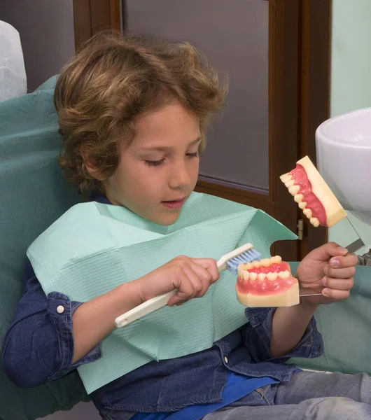 Niño en el estudio de dentista — Foto de Stock