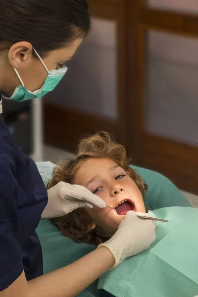 Niño en el estudio de dentista — Foto de Stock