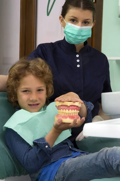 Niño feliz en el estudio de dentista — Foto de Stock