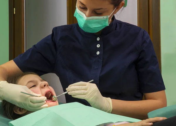 Niño en el estudio de dentista — Foto de Stock