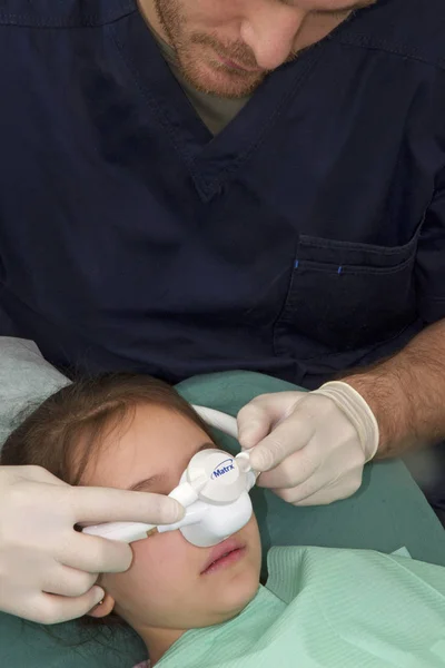 Niño en el estudio de dentista — Foto de Stock