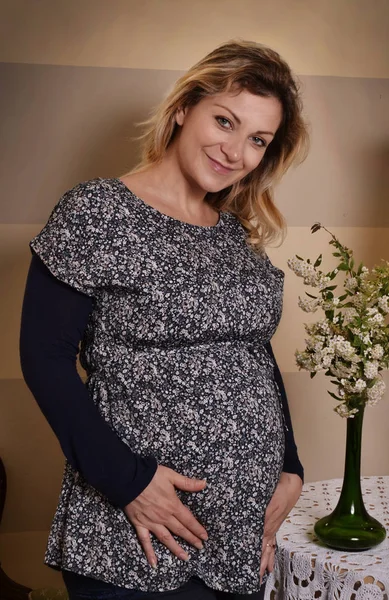 Mujer embarazada sosteniendo vientre —  Fotos de Stock