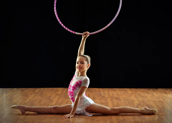 Gymnastiska flicka i rosa klänning — Stockfoto