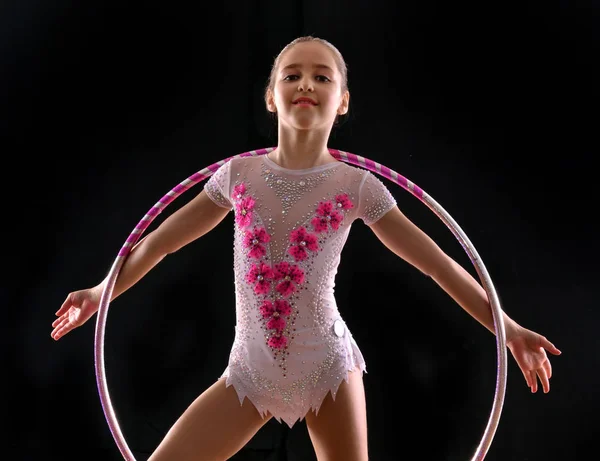 Gymnastiska flicka i rosa klänning — Stockfoto