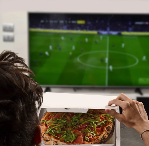 Person eating pizza — Stock Photo, Image