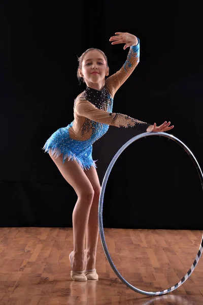 Rythmique gymnastique fille et anneau — Photo