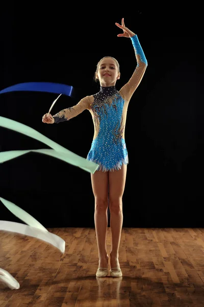 Gymnastiska flicka i blå klänning — Stockfoto