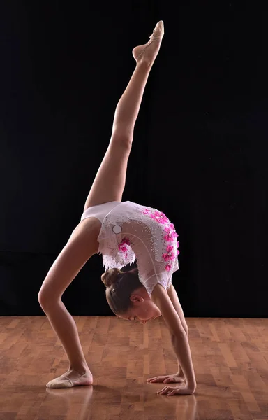 Гимнастическая девушка в ритме — стоковое фото