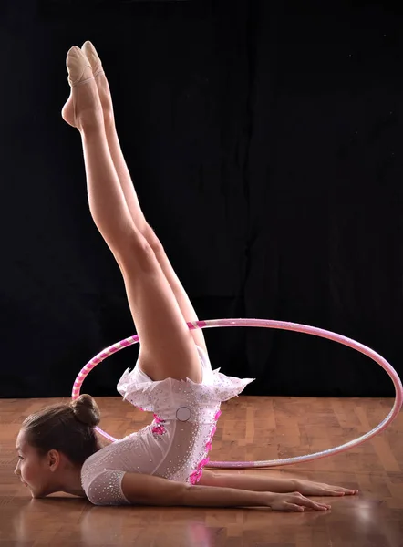 Гимнастическая девушка в ритме — стоковое фото