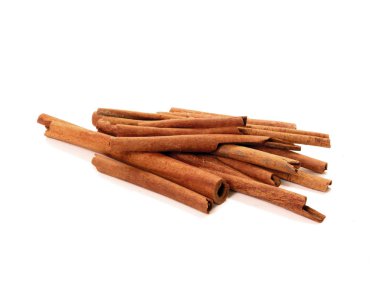 Tarçın beyaz arkaplanda yapışır