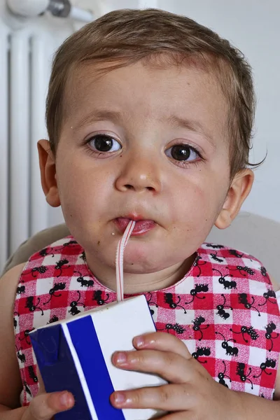 Lindo niño pequeño —  Fotos de Stock