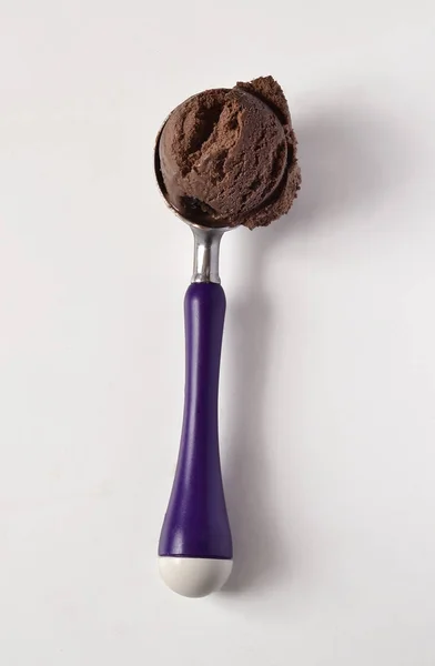 Мороженое в ложке — стоковое фото