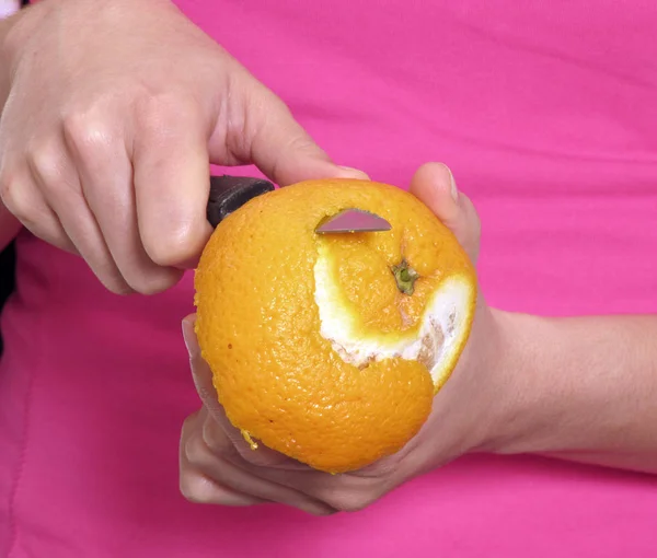 Mannen peeling orange — Stockfoto