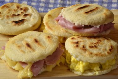 Reçel ve peynir arepas 