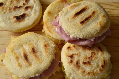 Reçel ve peynir arepas 