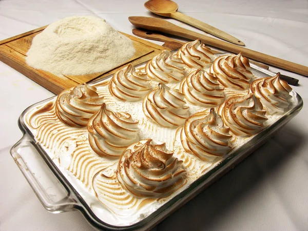 Pastel de leche y caramelo fresco —  Fotos de Stock