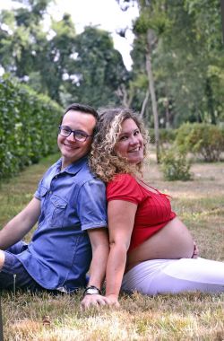 Genç bir çift parkta yürüyor.