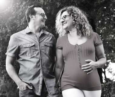 Genç bir çift parkta yürüyor.