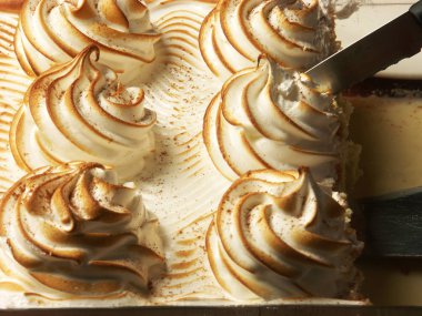 Taze süt-karamel kek 