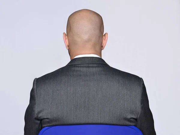 Empresario sentado en traje gris — Foto de Stock