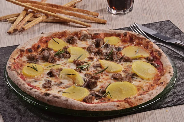 Taze pişmiş pizza — Stok fotoğraf