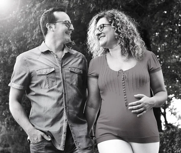 Genç bir çift parkta yürüyor.