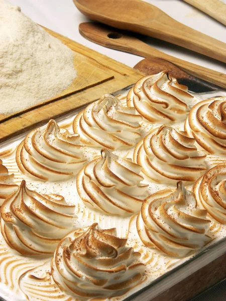 Pastel de leche y caramelo fresco —  Fotos de Stock