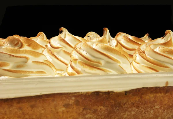 Gâteau au lait et caramel frais — Photo