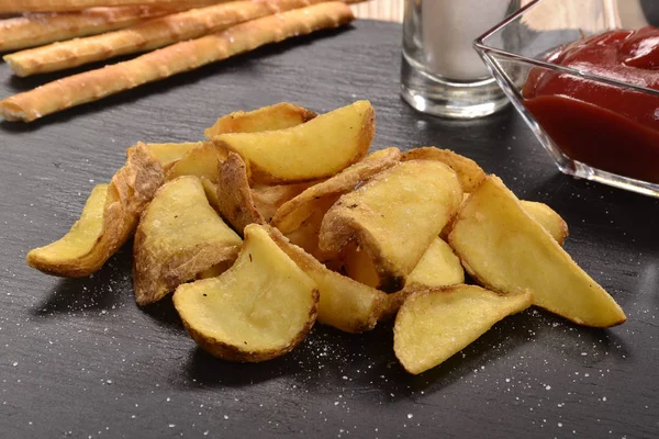 Slices of fried potatoes — Stock Photo, Image