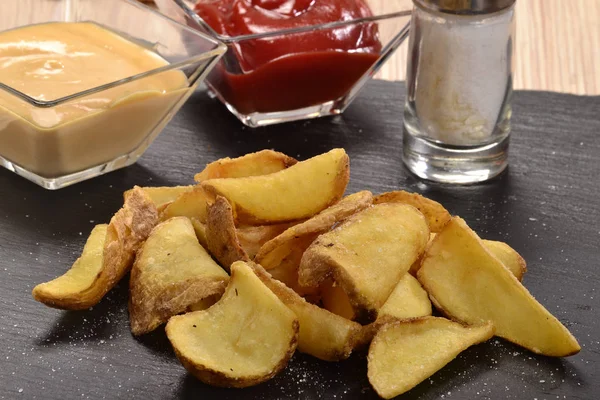 Slices of fried potatoes — Stock Photo, Image