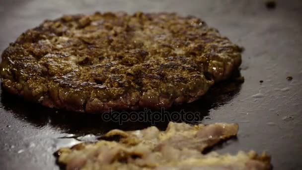 Fritar carne para hambúrguer — Vídeo de Stock