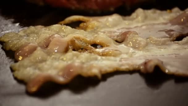 Bacon de fritura para hambúrguer — Vídeo de Stock