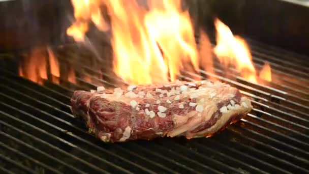 Grilování maso steak — Stock video