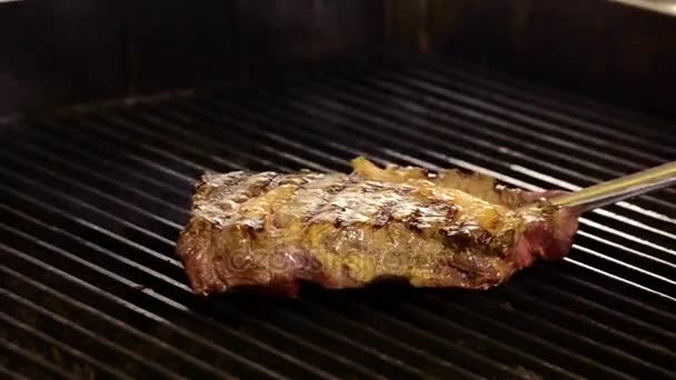 Grillen van vlees biefstuk — Stockvideo
