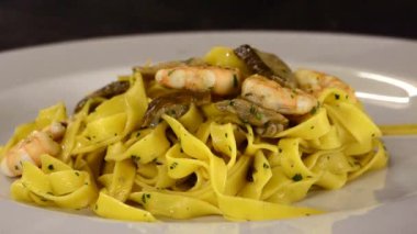 Deniz ürünleri makarna hizmet