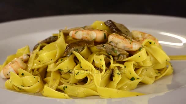 Som serverar skaldjur pasta — Stockvideo