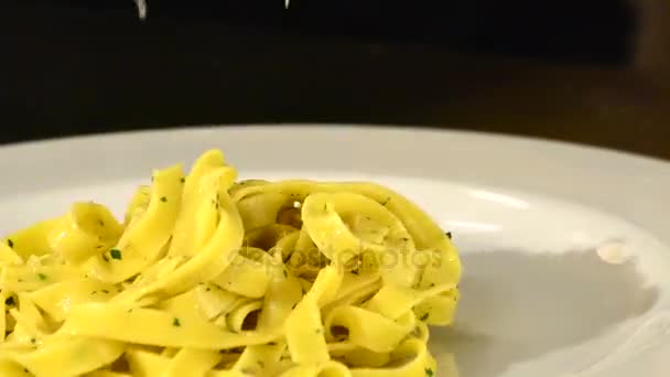 Serving seafood pasta — Stock Video