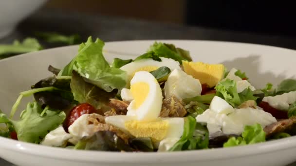 Ensalada sabrosa con huevos — Vídeos de Stock