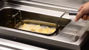 Şef kızarmış sebze yemek