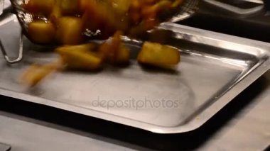 Şef kızarmış sebze yemek