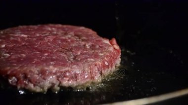 Hamburger için et kızartma 
