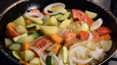 Tavada sebze pişirmek.