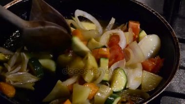 Tavada sebze pişirmek.