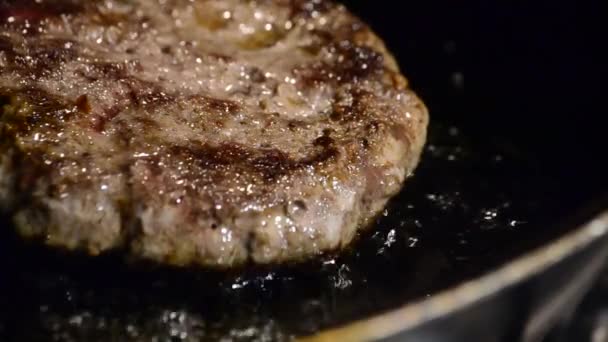 Freír carne para hamburguesa — Vídeo de stock