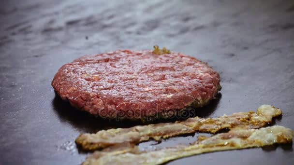 Friggere la carne per hamburger — Video Stock