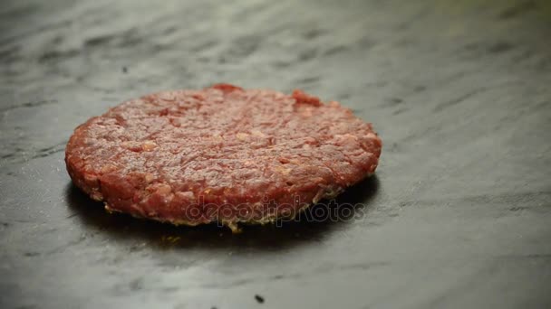 Chef freír carne para hamburguesa — Vídeo de stock