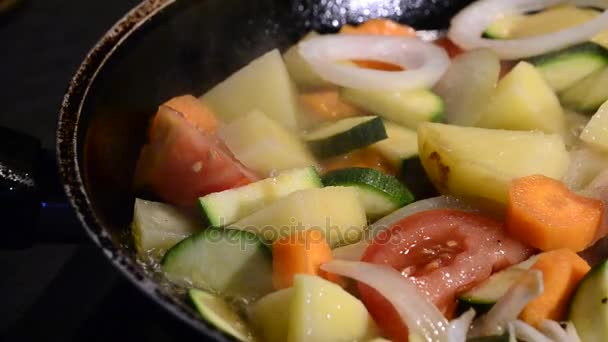 Cocinar verduras en una sartén — Vídeos de Stock