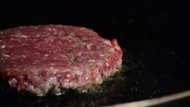 Smažení maso na hamburger — Stock video