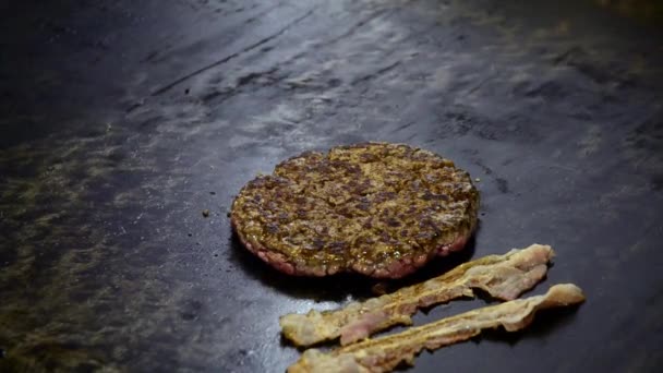 Шеф-повар жарит мясо для гамбургера — стоковое видео