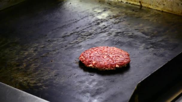 Chef fritando carne para hambúrguer — Vídeo de Stock